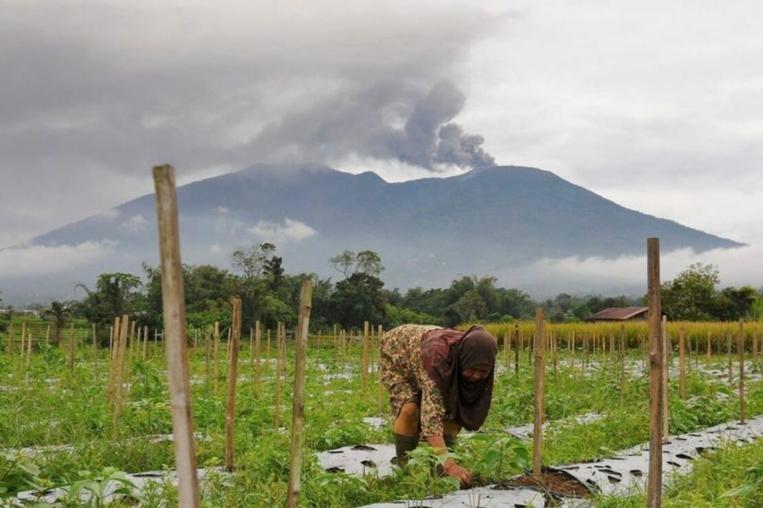 Un volcan entre en éruption en Indonésie faisant des victimes et des